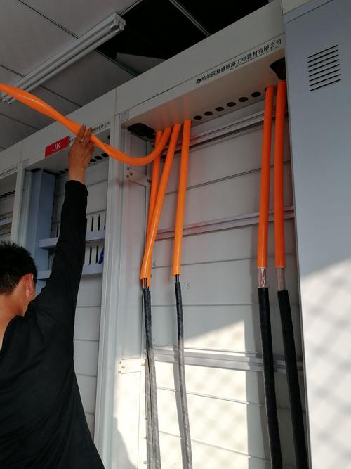 电缆穿入电缆柜,共12根,穿入6根,成端未做