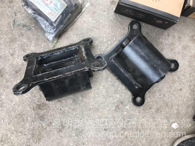 变速箱吊架总成