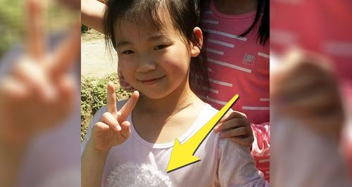 小女孩穿著妈妈买的「超可爱蕾丝t恤」拍照,没想到明眼人一看就惨叫