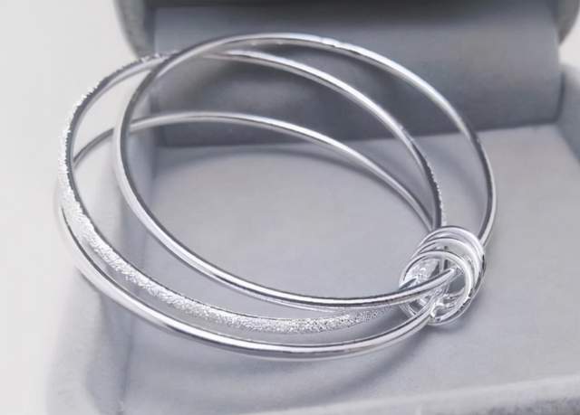 如果只是一个20克左右的普通白银手镯,价格基本上在100-500元左右