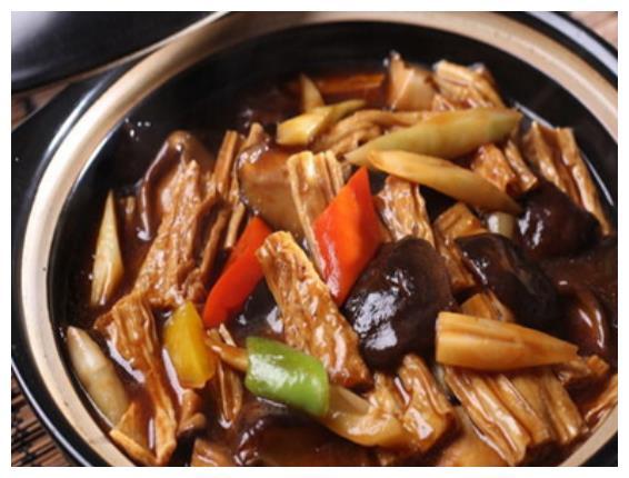 精选美食:农家小炒肉,香菇烧腐竹,老干妈烧冬瓜,豆豉剁椒排骨