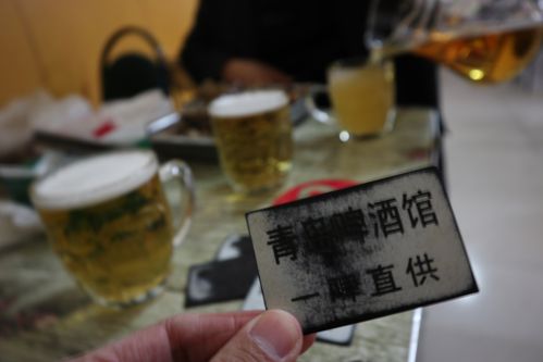 青岛啤酒屋喝酒数牌子,3个人6扎酒共花200块钱