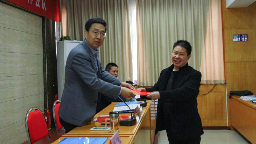 思礼中心校校长张胜利代表镇直单位向镇党委递交党风廉政建设目标责任