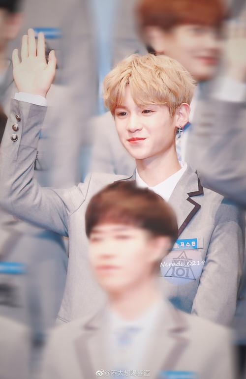 黄明昊 