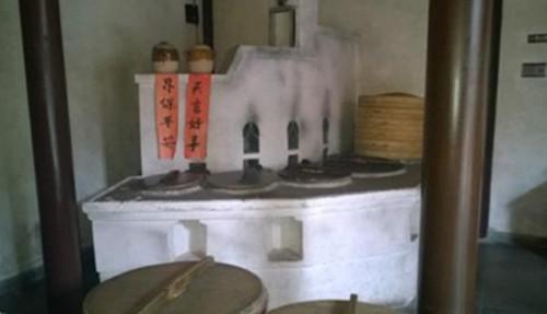 兄妹三人在厨房争家产,灶王爷勃然大怒而去