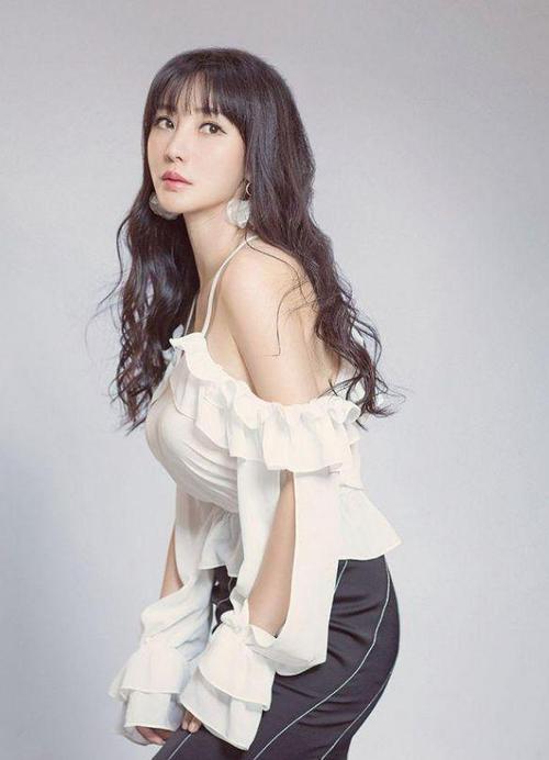 柳岩最新写真曝光,白色吊带演绎女人味,却被质疑38岁仍是花瓶