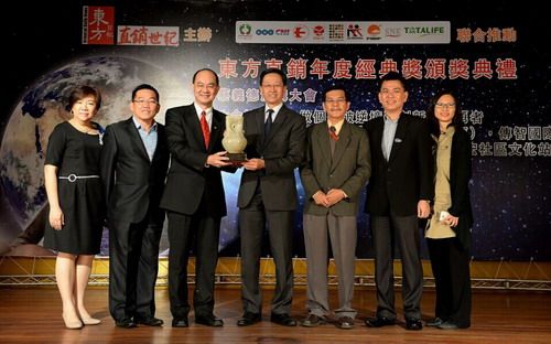 执行董事曾国良代表cni长青从雪州高级行政议员拿督邓章钦手中接过