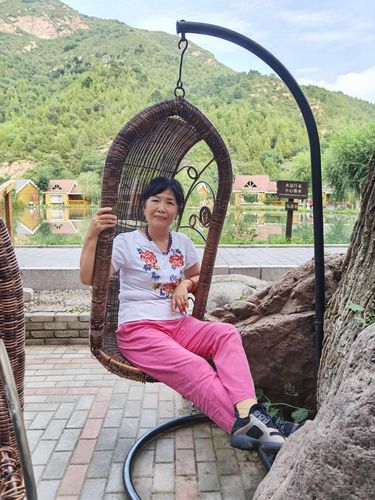 密云仙居谷景区有"高山湖泊",湖水随山势镶嵌在青山林荫之中,沿着湖边