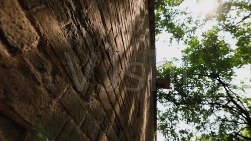 光影下斑驳的古城墙岁月沧桑历史痕迹