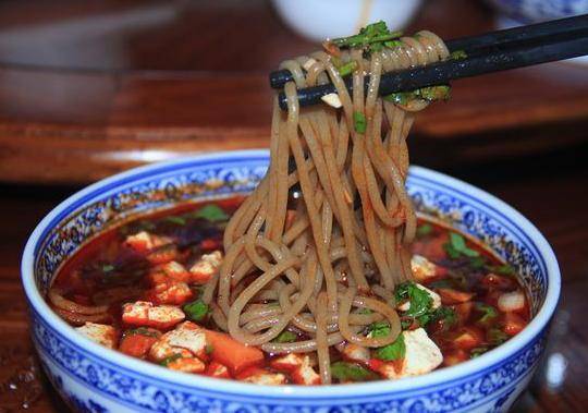 荞面饸饹是陕西的一种居家面食,口感筋韧爽口,这饸饹分热凉两种吃法