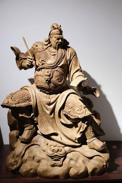 13岁,黄文寿跟随父亲学习传统木雕技艺.