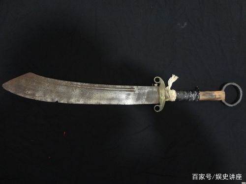 小兵张嘎的原型叫做燕秀峰,他出身贫苦,父母早亡,是八路军收留了他