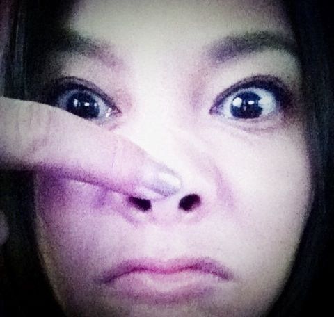 徐静蕾网晒搞怪撑鼻孔照 颠覆淑女形象(图)