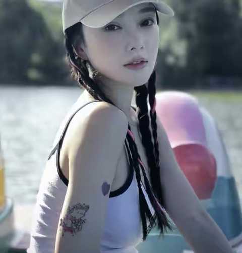 李小璐凹凸有致的身材展现出来,她还在自己手臂上贴了许多小彩色纹身