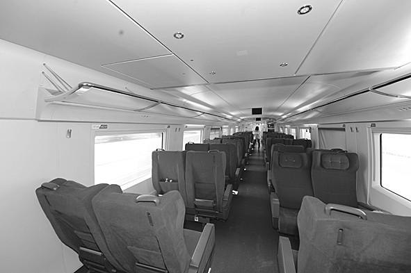 图为crh380b型高寒动车组一等座车厢内部(10月6日摄).