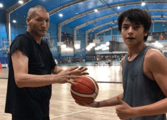 巴特尔儿子身高超2米成功遗传父亲基因阳光帅气球技高超