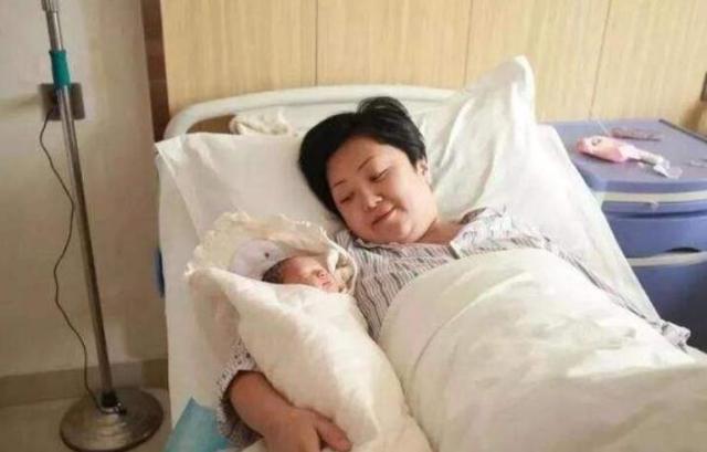 49岁姥姥拼二胎,高龄产妇生二胎,要好好考虑这些问题