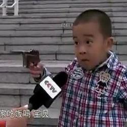 一个回家吃饭吗宝贝视频火了起来,内容是一个记着问一个小孩回家吃饭
