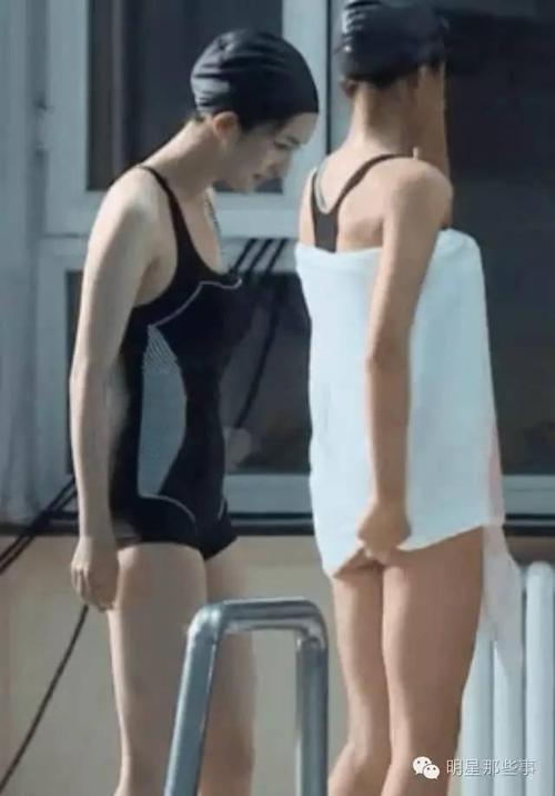 杨幂穿泳装秀好身材,沈梦辰手却私底下羞羞小动作