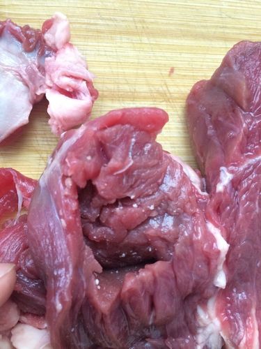 我在超市买的牛里脊肉怎么有白色颗粒,白点类的东西,正常吗?