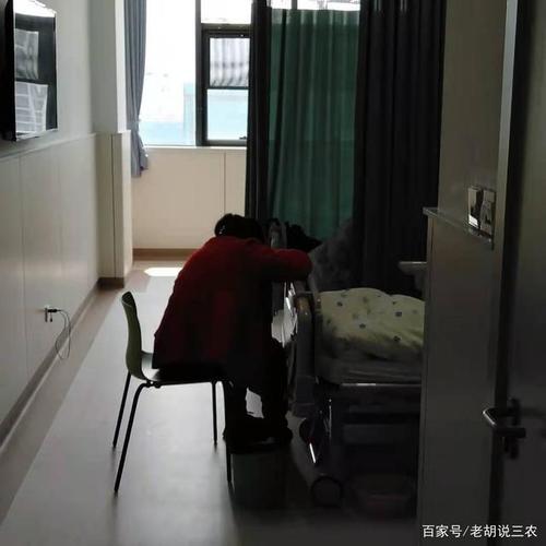 医院没有陪护床,家属只能坐着睡觉,漠视家属的痛苦不