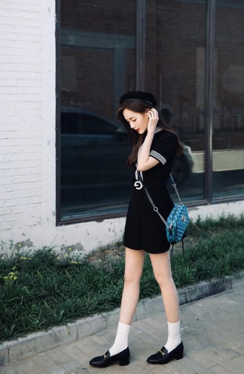 李一桐也对"奶油袜"下手,看她秀出开来的少女腿,直男都心动了