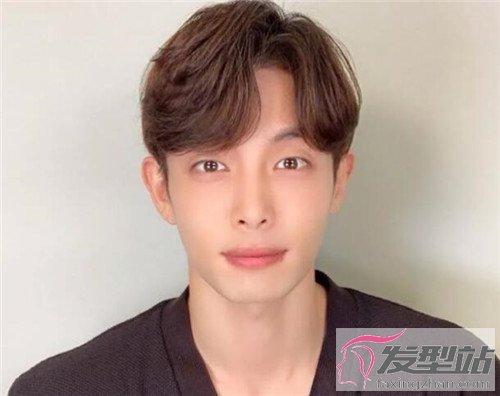韩式发型中分桃心刘海发型,男生发型中最流行的款式,各种脸型都