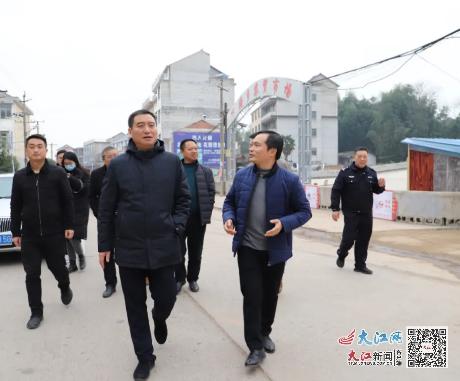 玉山县委副书记罗来水带队到下塘乡督导城乡环境整治工作
