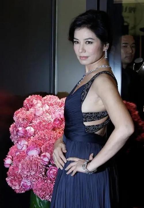 有一种冻龄叫钟楚红穿吊带裙精致优雅自信的样子真美