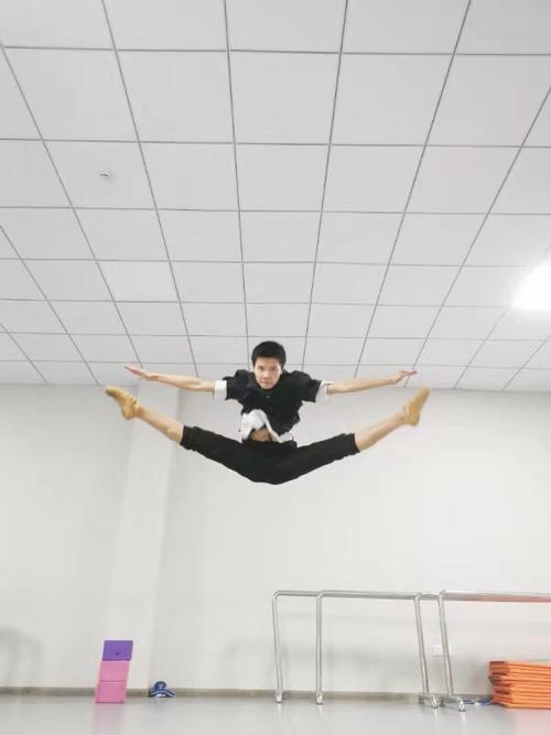 艺体生风采展示——双飞燕