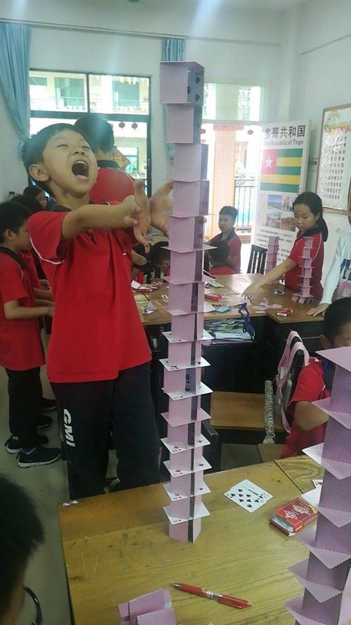 纸牌叠叠高 挑战校园吉尼斯