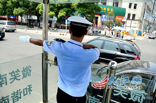 烈日下,坚守岗位的交警警服被汗水浸湿.