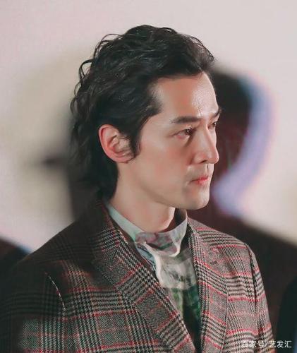 胡歌新发型,卷发背头