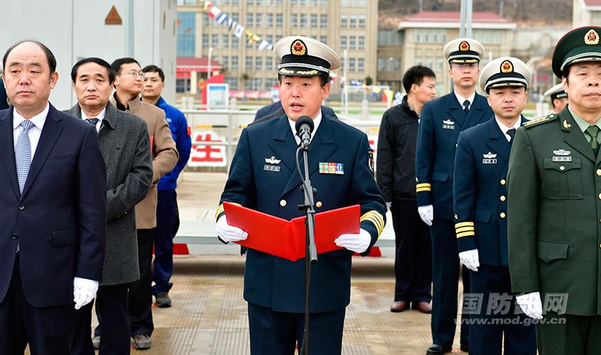 东海舰队某水警区政委纪乐江大校主持仪式.