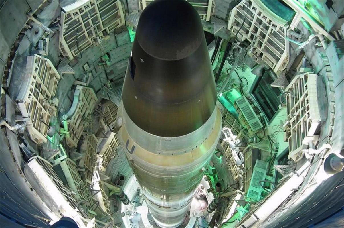 终于服软认输称整个北美已被重型核导弹锁定随时回到石器时代