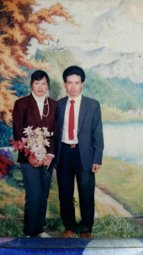 网友晒爸妈年轻时照片,很帅很漂亮,时间都去哪了!