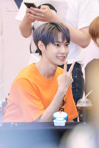 金道英,1996年2月1日出生于韩国首尔,韩国男歌手,男子演唱组合nct 127