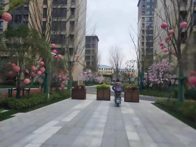 保利玲珑公馆3室2厅2卫3200元月电梯房精装修