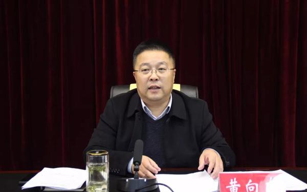 图为:沁源县人民医院党支部书记,院长黄向东讲话