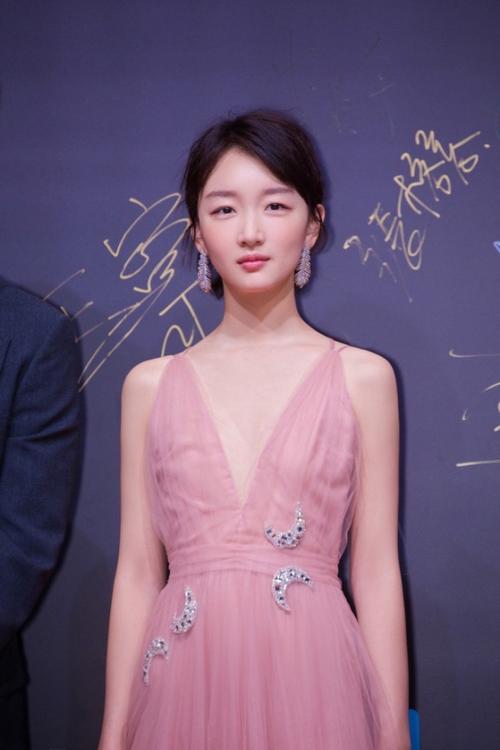 周冬雨新造型尝试成熟风不过这侧身照拍得真的是恶意满满啊