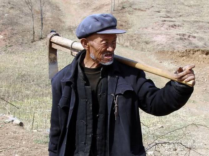 在农村,现在依然有很多七八十岁老人下地种田,你怎么看?