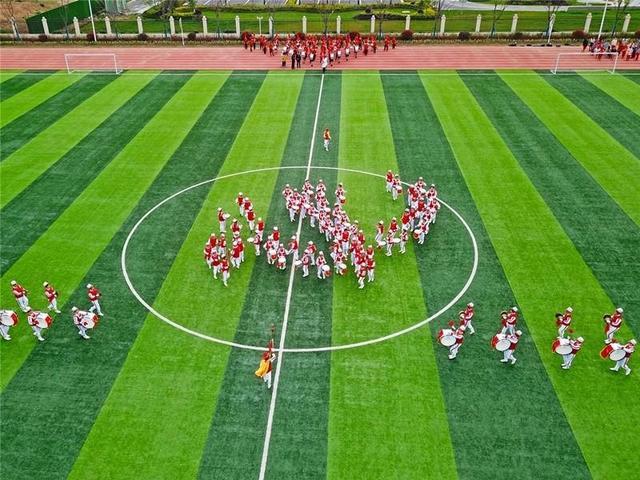 仪式上,来自第二实验小学和古河学校的两支鼓号队进行队形队列展示.