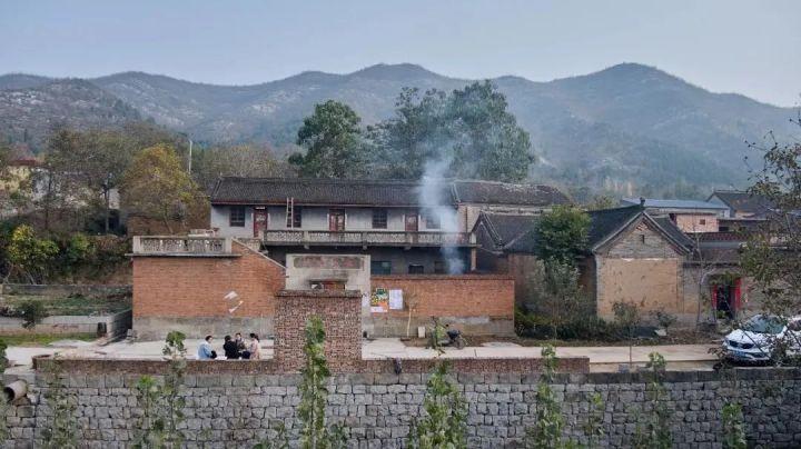 大南坡村位于河南省焦作市修武县西村乡,老村建筑坐落于树林与麦田间