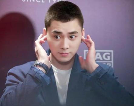 寸头李易峰又a又酷,携手颜值超模出席活动,却秒变"大