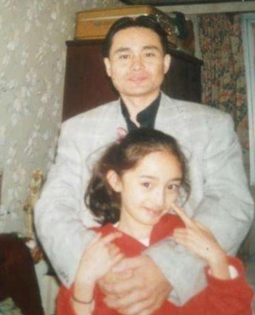 杨幂招牌站姿竟和爸爸如出一辙,难道真的是家族遗传!