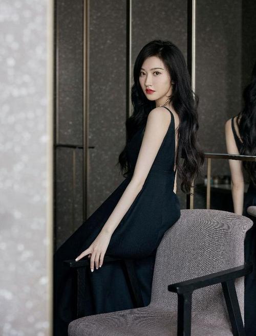 景甜绝美写真照,一条黑色深v吊带长裙,曲线一揽无余