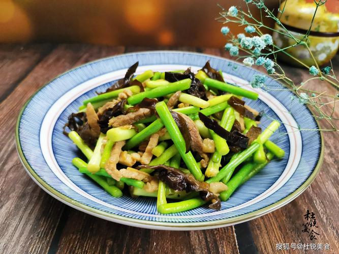 蒜苔木耳炒肉丝