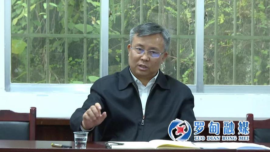 罗甸县委书记杨朝伟到龙坪镇大关村调研脱贫攻坚工作