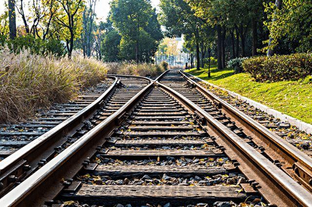 同样是铁轨为什么火车轨道下面要铺碎石子而高铁轨道却没有