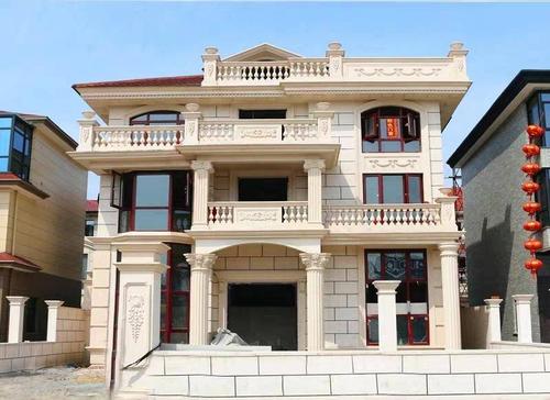 方正房体,每层带有阳台,生活舒适自在.门前罗马柱增添房子的大气感.